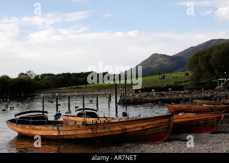 Les barques sur les rives du lac Derwentwater, Keswick Cumbria Banque D'Images