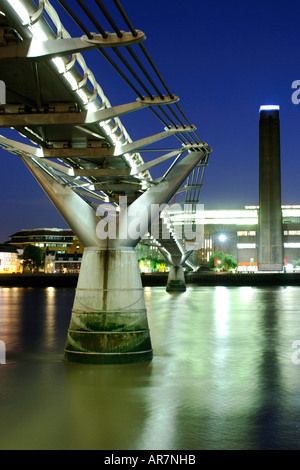 Le Millenium Bridge et la Tate Modern art gallery vu de l'autre côté de la rivière Thames à London au crépuscule. Banque D'Images
