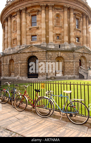 Bicyclettes enchaîné à la clôture de la Radcliffe Camera édifice qui abrite la bibliothèque bodléienne de l'Université d'Oxford. Banque D'Images