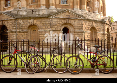 Bicyclettes enchaîné à la clôture de la Radcliffe Camera édifice qui abrite la bibliothèque bodléienne de l'Université d'Oxford. Banque D'Images