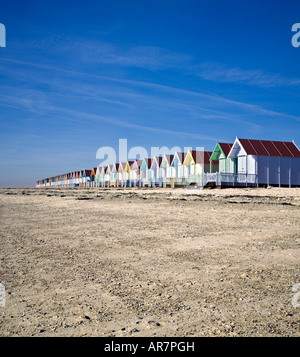 Les nouvelles cabines de plage À WEST MERSEA ESSEX toutes peintes dans des couleurs pastel Banque D'Images