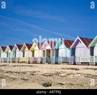 Les nouvelles cabines de plage À WEST MERSEA ESSEX toutes peintes dans des couleurs pastel Banque D'Images