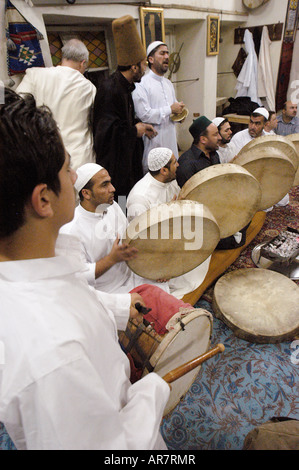 Musiciens soufi jouer à la cérémonie religieuse à Alep en Syrie Banque D'Images