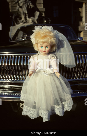 Voiture de mariage de la mariée pour un mariage dans la ville portuaire d'Odessa est une poupée traditionnelle, fixée à l'avant de la voiture.7 Banque D'Images