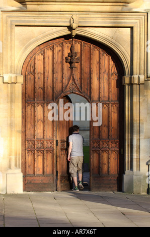 Étudiant qui part si entrée principale porte de Wadham College, Oxford University, UK Banque D'Images