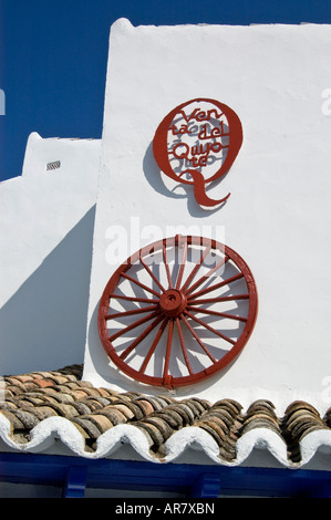 Design extérieur mur blanc de 'Hotel Venta del Quichotte', Puerto Lapice, La Mancha, Espagne Banque D'Images