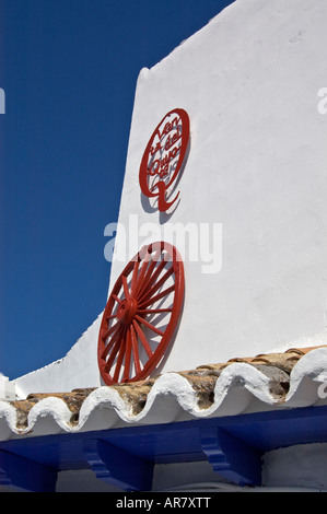 Design extérieur de mur avec roue rouge, Auberge de Venta del Quichote, Puerto Lapice,Espagne Banque D'Images