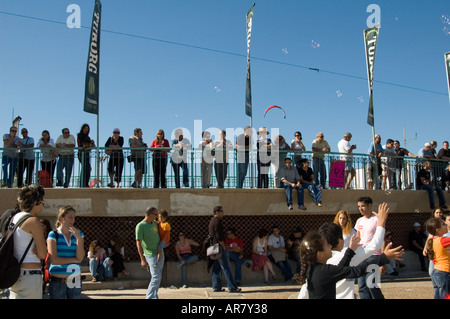 La foule lors de la Love Parade de Tel Aviv sur la plage/Octobre 2005 Banque D'Images