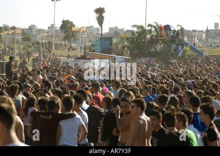 La foule lors de la Love Parade de Tel Aviv sur la plage/Octobre 2005 Banque D'Images