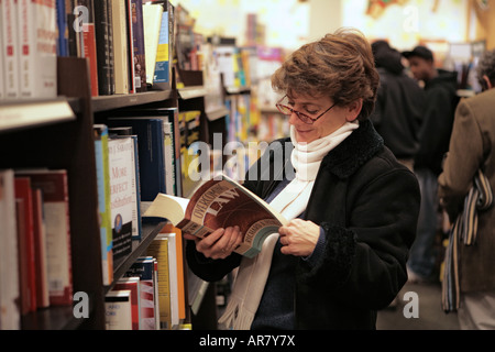 Une femme parcourt law book de plateau librairie Banque D'Images