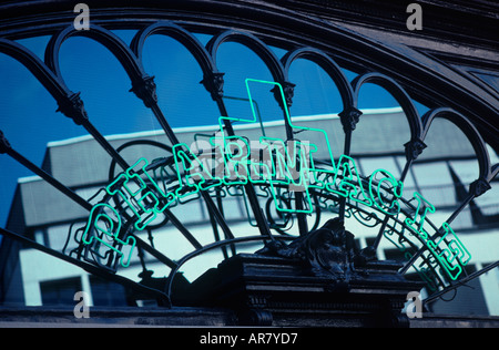 L'enseigne au néon sur l'avant de l'Art Nouveau pharmacie, Place Royale, Clermont-Ferrand, Auvergne, France Banque D'Images