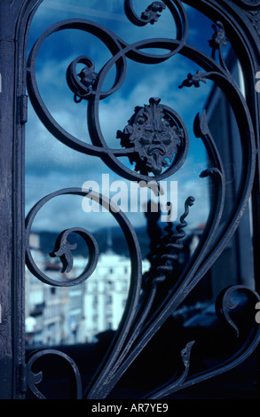 La ferronnerie d'Art Nouveau et la réflexion de la ville dans la fenêtre de pharmacie, Place Royale, Clermont-Ferrand, Auvergne, France Banque D'Images