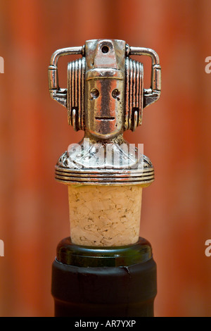 Un bouchon de bouteille en forme d'un Cyberman de Doctor Who. Banque D'Images