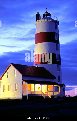 Le phare de Pointe-des-Monts au crépuscule Banque D'Images