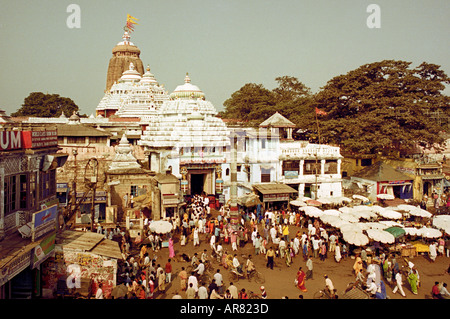 SBB018 foule de gens en face du célèbre temple hindou Seigneur Jagannath Temple Puri Orissa en Inde de l'Est Asie du Sud Banque D'Images