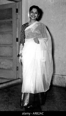 Waheeda Rehman Star du film indien célèbre actrice bollywood sourire acteur debout vêtu de saree Inde, vintage 1900 Banque D'Images