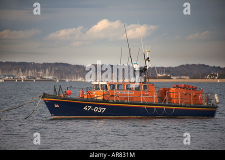 Sauvetage RNLB Sarah Emily Harrop dans le Solent Calshot à Hampshire Banque D'Images