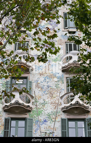 Façade d'Antoni Gaudi, La Casa Batlló, connu localement sous le nom de Casa dels ossos (Maison des os), à Barcelone, Espagne Banque D'Images