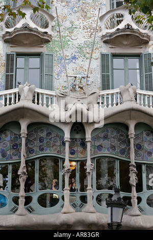 Façade et balcon d'Antoni Gaudi, La Casa Batlló, connu localement sous le nom de Casa dels ossos (Maison des os), à Barcelone, Espagne Banque D'Images