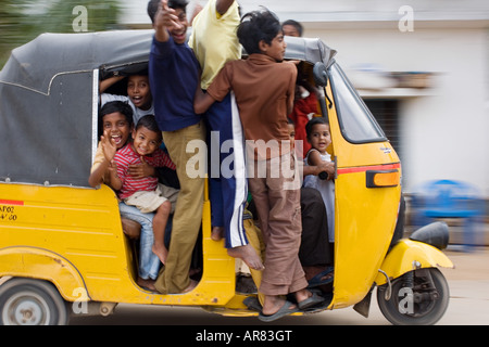 Auto rickshaw indien pleine d'enfants. Puttaparthi, Andhra Pradesh, Inde Banque D'Images