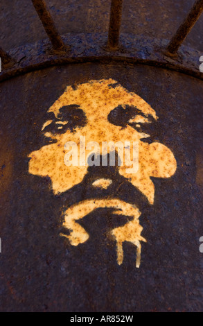 Un visage peint sur le reste de la West Pier de Brighton, Sussex, Angleterre. Banque D'Images