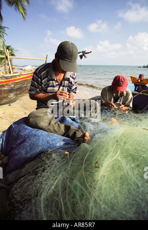 Les hommes la préparation des filets de pêche Banque D'Images