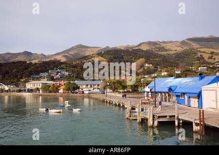 Akaroa ile sud Nouvelle Zelande quai principal dans le port dans la baie Banque D'Images