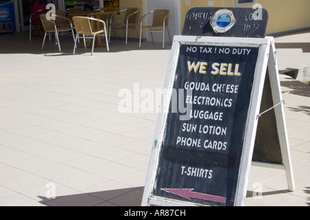 Signer en face de magasin sur l'île des Caraïbes de Saint Martin Banque D'Images