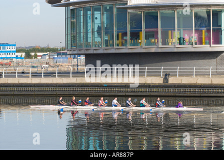 L'équipage d'aviron sur Manchester Ship Canal Banque D'Images