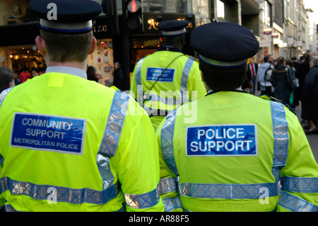 Les agents de soutien communautaire Metropolitan Police patrouiller dans le centre de Londres, Angleterre, RU Banque D'Images