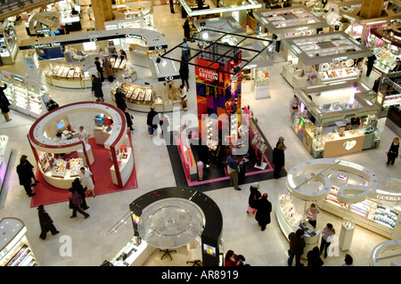 Les compteurs de parfum et cosmétiques aux Galeries Lafayette, Paris, France Banque D'Images