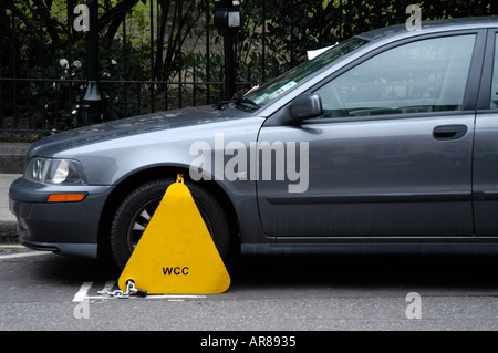 Collier sur roue jaune voiture garée dans London England UK Banque D'Images