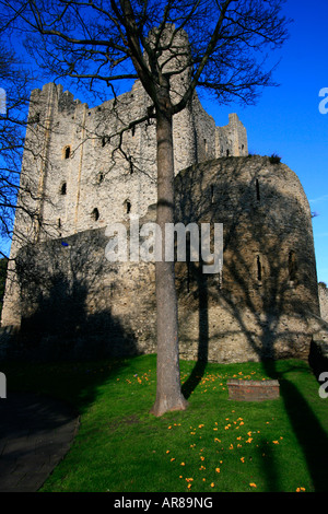 Rochester château se dresse sur la rive est de la rivière Medway, à Rochester, Kent. Banque D'Images
