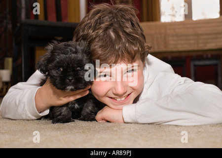 Garçon avec son chien de compagnie Banque D'Images