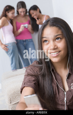 Adolescente de l'écoute d'un MP3 player and smiling