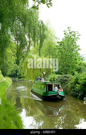 Bateau près de canal sur la Llanfoist et Brecon Canal Monmouth South Wales UK Banque D'Images