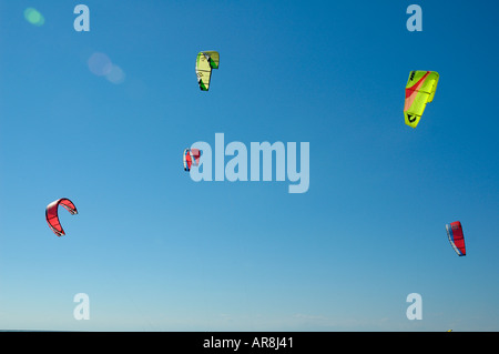 Cerfs-volants de kite surfeurs flottant au vent Banque D'Images