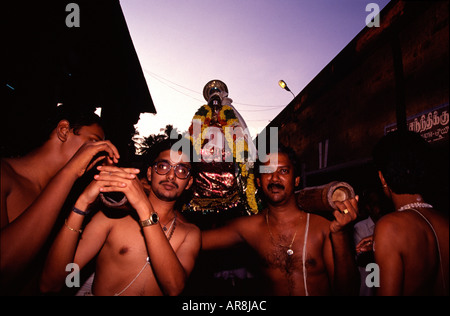 Brahmins hindous portant la déité de Nataraja pendant un Puja ou Poojan Cérémonie au temple de Nataraja dans la ville de Chidambaram Etat du Tamil Nadu Sud de l'Inde Banque D'Images