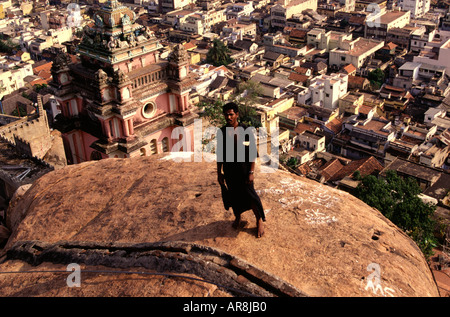 Hindu Pilgrim debout au-dessus du temple de Rock fort Tiruchirapali connu sous le nom de Tiruchi ou Trichy dans l'état du Tamil Nadu Sud de l'Inde Banque D'Images