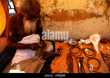 Un vendeur de rue avec artcraft en vente sur trottoir en Tamil Nadu, Inde Banque D'Images