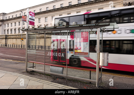 Abri bus en dehors des tribunaux Belfast Banque D'Images