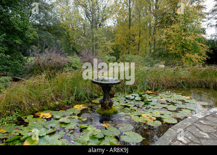 Dispositif de L'EAU ET DE L ÉTANG À BROBURY HOUSE GARDENS BREDWARDINE HEREFORDSHIRE Banque D'Images