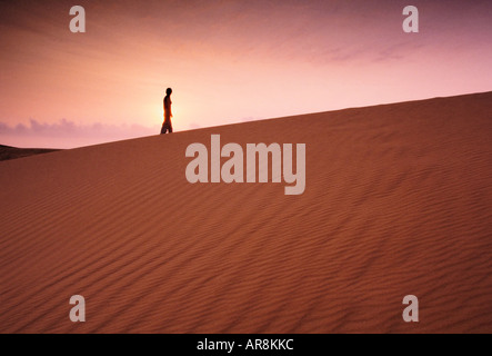 Femme debout en haut de la Dune de sable, Mui Ne Banque D'Images