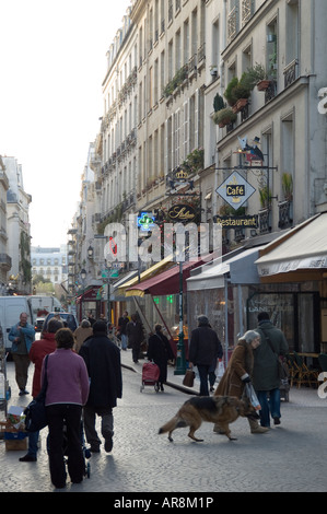 Magasins dans la rue Montorgueil Rue des petits carreaux dans le 2ème arrondissement de Paris Banque D'Images