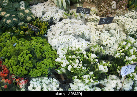 Fleurs pour la vente à un décrochage dans la rue Montorgueil Rue des petits carreaux dans le 2ème arrondissement de Paris Banque D'Images