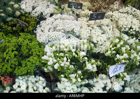 Fleurs pour la vente à un décrochage dans la rue Montorgueil Rue des petits carreaux dans le 2ème arrondissement de Paris Banque D'Images