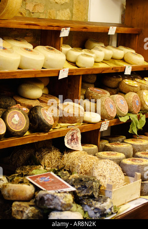 Fromage Pecorino italien à vendre en Toscane, Italie Banque D'Images