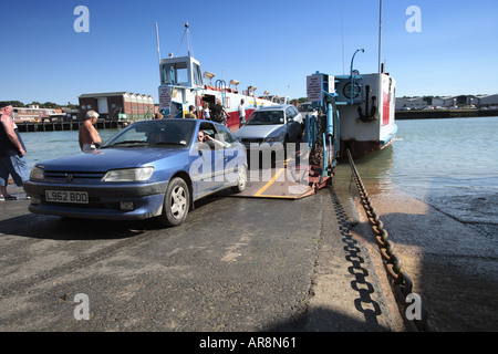 Les voitures quittant Cowes Ferry Chaîne Côté ouest Banque D'Images