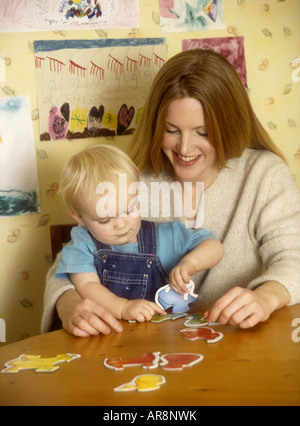 Mère faisant jigsaw avec bébé Banque D'Images