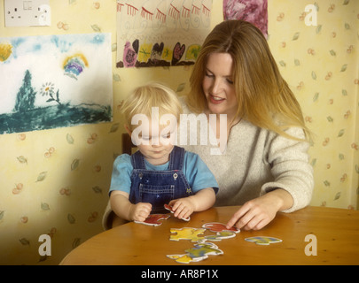 Mère faisant jigsaw avec bébé Banque D'Images